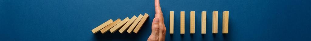 Hand die Jenga blokkken tegenhoudt