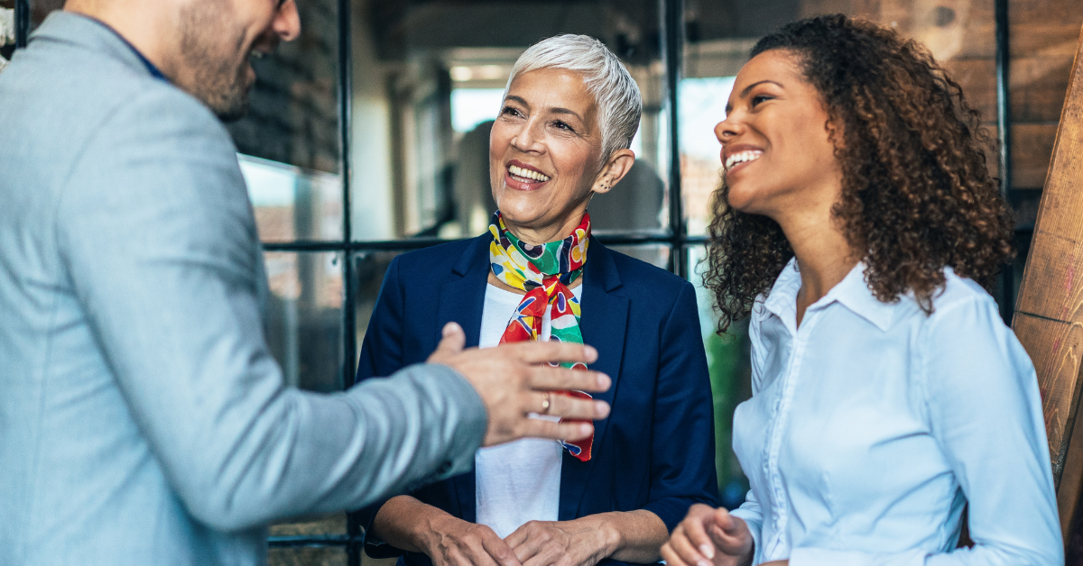 Drie personen in gesprek