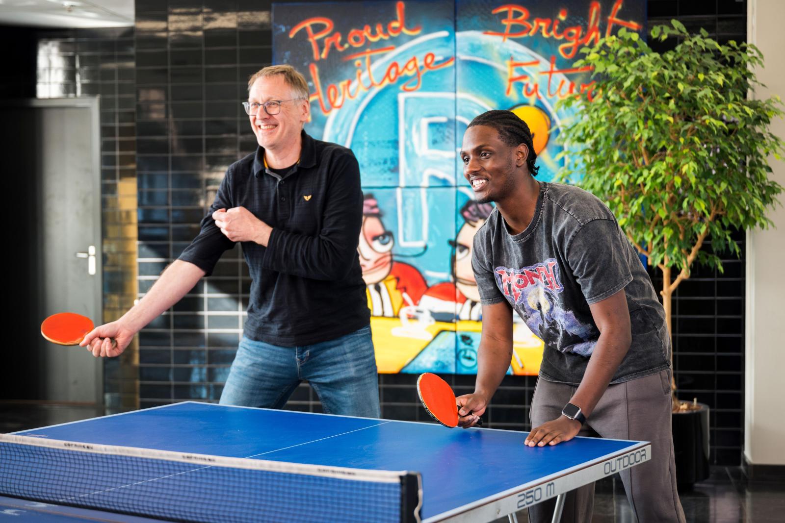 Twee collega's die tafeltennissen